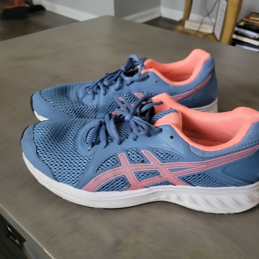 Tennis shoe